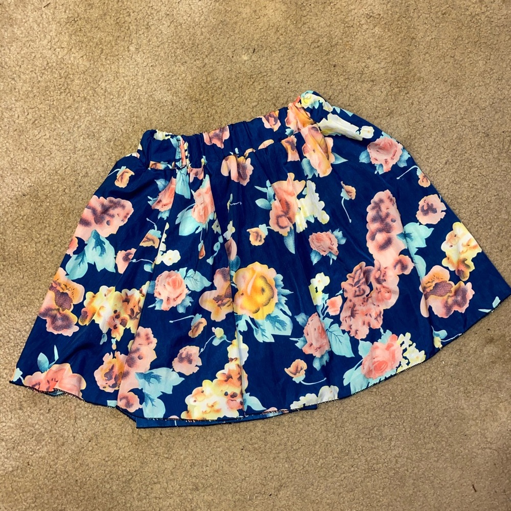Super cute floral skirt!